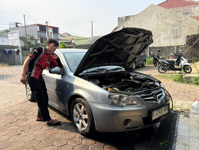 Proses servis mobil Proton di Bengkel Proton Center Jatiasih, Bekasi, Jawa Barat. Foto: Alvian Yoga Yulianto/kumparan
