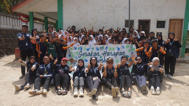 Dokumentasi: Kegiatan cap tangan bersama siswa di SDN 1 Citorek Kidul. Sumber: Dokumentasi Relawan GERHAN, Divisi Kominfo & Media.