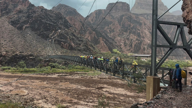 Sejumlah orang melintasi jembatan di tengah banjir bandang di Taman Nasional Grand Canyon, Arizona, AS, Sabtu (29/8/2026). Foto: Wieke De Boer/via REUTERS