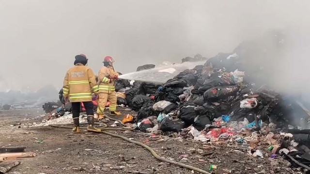 Petugas Damkar Denpasar melakukan penanganan lanjutan kebakaran di Jl. Nakula, Bali, Selasa (1/9/2026). Foto: Instagram/ @damkar_denpasar
