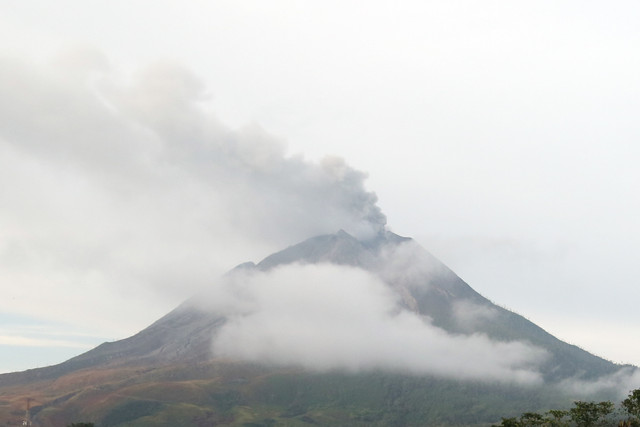 Gunung Sinabung mengalami erupsi di Desa Kutarayat, Kecamatan Naman Teran, Kabupaten Karo, Sumatera Utara, Selasa (1/9/2026). Foto: Yudi Manar/ANTARA FOTO