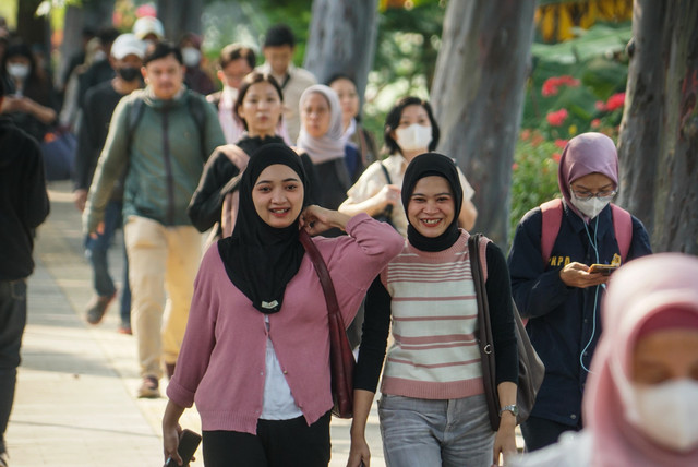 Warga berjalan dari Stasiun Karet, Jakarta, yang resmi berhenti melayani penumpang pada Selasa (1/9/2026). Foto: Iqbal Firdaus/kumparan