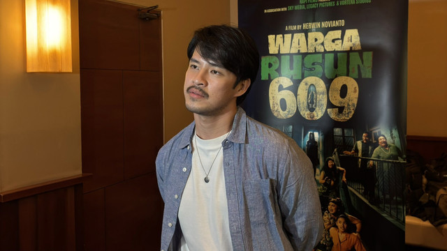 Morgan Oey, pemeran Arka saat sesi wawancara usai konferensi pers peluncuran poster dan trailer film Warga Rusun 609 di Jakarta Pusat, Senin (31/8/2026). Foto: Hosana Solagracia Sifra/kumparan