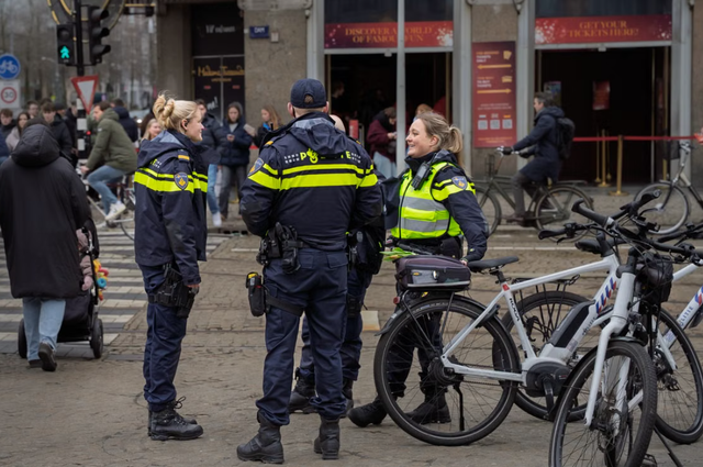 Sumber Foto: https://www.pexels.com/id-id/foto/petugas-polisi-berpatroli-di-lingkungan-perkotaan-36289760/