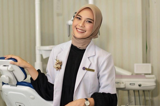 Drg. Aprillya Sakila: dokter yang membagikan cerita dampak tambalan gigi sementara yang viral di Threads. Foto: Dok. Istimewa