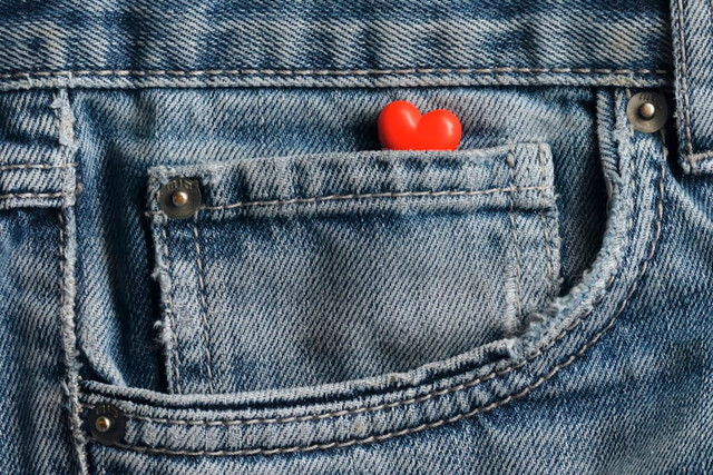 Ilustrasi Kenapa Saku Celana Jeans Kecil Sekali? Unsplash.com/Michaela St