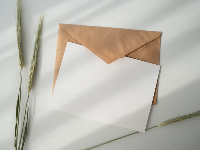 Ilustrasi Kenapa Surat Menyantumkan Alamat Pengirim. Foto: Unsplash/katemacate