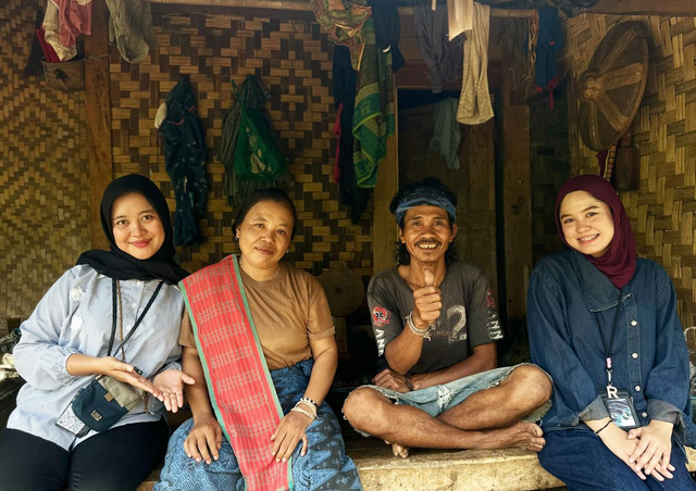 Petugas bersama nasabah PNM Mekaar asli dari Suku Baduy saat memberikan pendampingan di di tanah Baduy luar. Foto: Dok. PNM