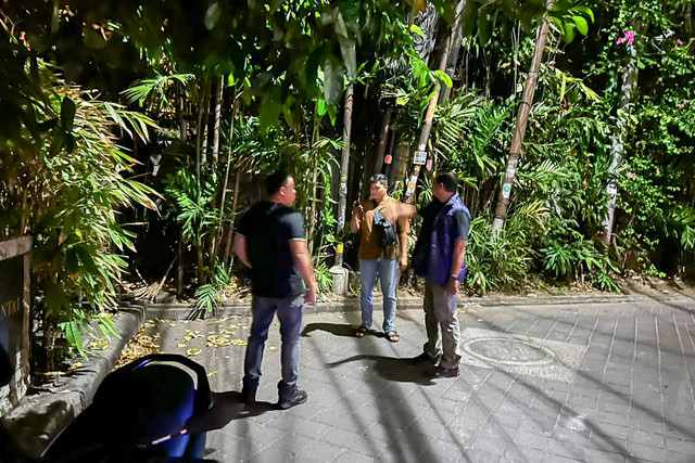 Polisi melakukan olah TKP terhadap kasus jambret terhadap WNA di Legian, Bali. Foto: Dok. Humas Polresta Denpasar