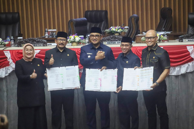 Pimpinan DPRD dan Wali Kota Bandung sepakati sejumlah keputusan, di Rapat Paripurna DPRD Kota Bandung, Senin (31/08/2026). Foto: Dok. DPRD Bandung
