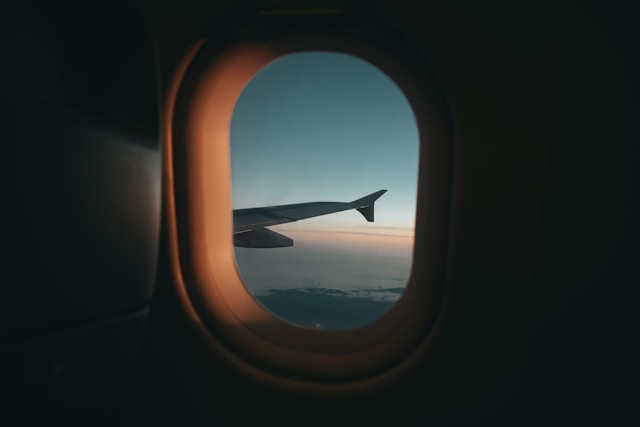 Ilustrasi kenapa jendela pesawat berbentuk oval. Foto: Fernando Gomez / Unsplash