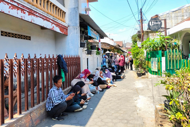 Sejumlah orang tua mengantre untuk mendapatkan nomor pendaftaran Bimbel Exist di Jalan Gayam, Gondokusuman, Kota Yogyakarta, Selasa (1/9/2026). Foto: Panji/kumparan