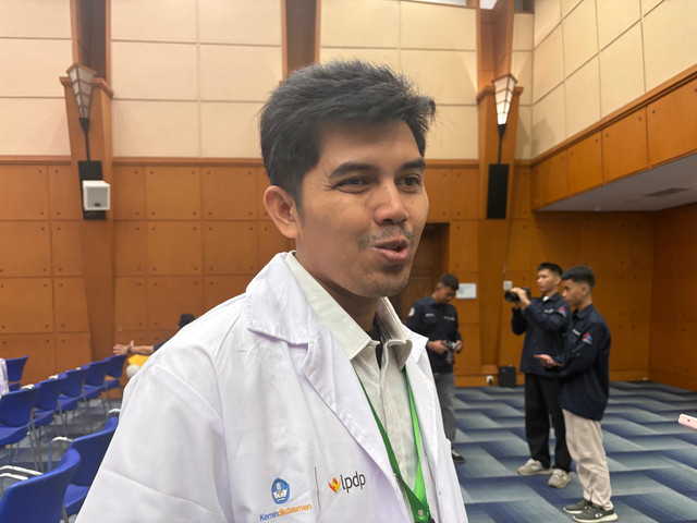 Peserta Magang Guru SMK ke Jerman, Lingga (SMKN 1 Cilegon) dan Astri (SMKN Sanga Sanga Kutai Kartanegara) di Kompleks Kemendikdasmen, Selasa (1/9). Foto: Joakhim Tharob/kumparan