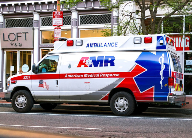 Ilustrasi Kenapa Ambulans Memiliki Tulisan Terbalik di Bagian Depan,Foto:Unsplash/Obi