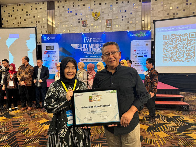 Universitas Islam Indonesia (UII) meraih penghargaan Entrepreneurial Marketing Campus for Impact 2026 dari Marketeers–MCorp dalam ajang Jogja Marketing Festival (JMF) 2026 di Yogyakarta, Kamis (27/8/2026). Foto: Dok.Istimewa.