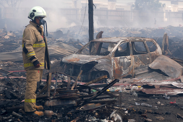Petugas pemadam kebakaran berdiri di dekat mobil yang hangus terbakar di Desa Pemecutan Kelod, Denpasar, Bali, Selasa (1/9/2026). Foto: Nyoman Hendra Wibowo/ANTARA FOTO