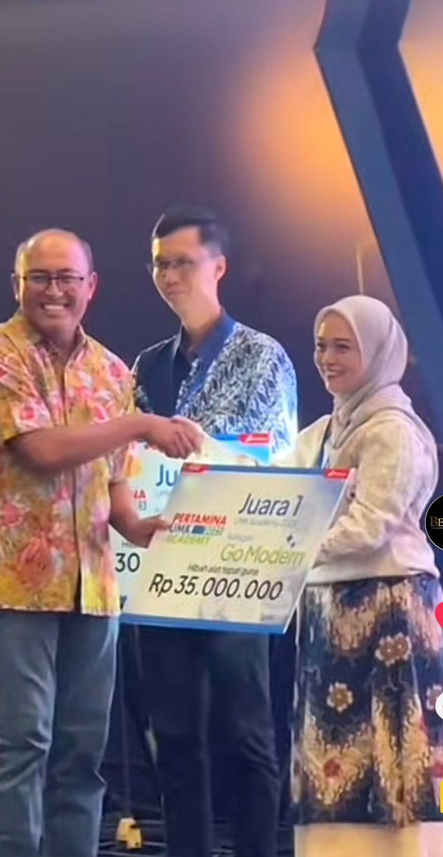 Penyerahan penghargaan pemenang Pertamina UMK Academy 2025. Foto. Dok. Pertamina