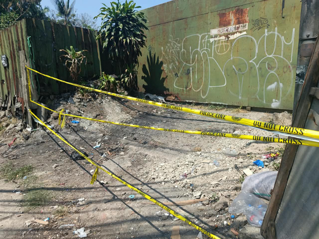 TKP penemuan jenazah dibungkus kardus di depan bangunan kosong di Kecamatan Babakan Ciparay, Kota Bandung, pada Selasa (1/9/2026). Foto: Dok. Istimewa
