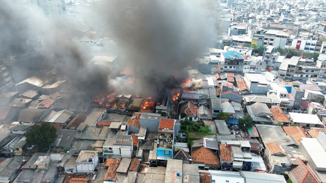 Pantauan udara kebakaran yang melanda Jl. Batu Ceper 8, Kebon Kelapa, Gambir, Jakarta Pusat, Senin (31/8/2026). Foto: Damkar DKI Jakarta
