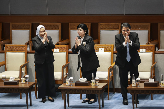 Gubernur BI Destry Damayanti (tengah) bersama Deputi Gubernur Senior BI (kiri) dan Deputi Gubernur BI (kanan) memberi salam saat mengikuti Rapat Paripurna DPR ke-4 Tahun Sidang 2026-2027 di Kompleks Parlemen, Senayan, Jakarta, Selasa (1/9/2026). Foto: Dhemas Reviyanto/ANTARA FOTO