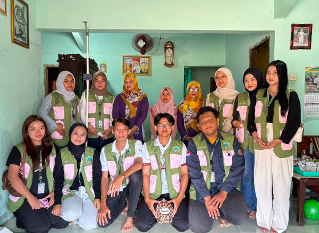 Kegiatan Posyandu Dusun Domban dengan penggunaan alat ukur tinggi badan digital (Sumber. Dokumen pribadi)