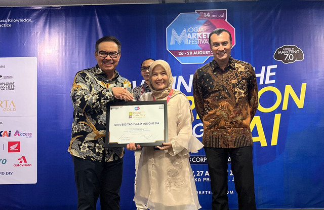 Universitas Islam Indonesia (UII) meraih penghargaan Entrepreneurial Marketing Campus for Impact 2026 dari Marketeers–MCorp dalam ajang Jogja Marketing Festival (JMF) 2026 di Yogyakarta, Kamis (27/8/2026). Foto: Dok.Istimewa.