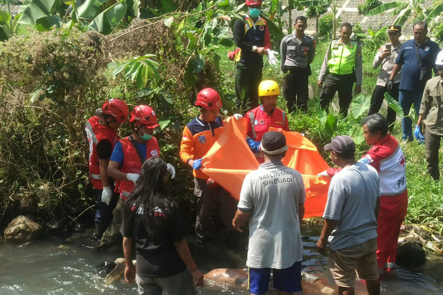 Mayat pria tanpa identitas ditemukan mengambang di aliran Sungai Code, Gemawang Selatan, Mlati, Kabupaten Sleman, Selasa (1/9/2026). Foto: Dok. BPBD Sleman