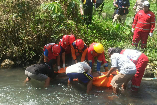Mayat pria tanpa identitas ditemukan mengambang di aliran Sungai Code, Gemawang Selatan, Mlati, Kabupaten Sleman, Selasa (1/9/2026). Foto: Dok. BPBD Sleman