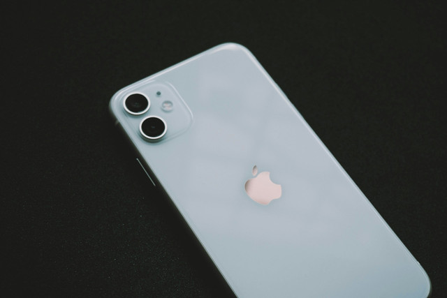 Ilustrasi iPhone inter apakah aman. Foto: Unsplash.