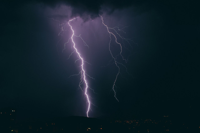 Ilustrasi apakah petir bisa menyambar HP. Foto: Unsplash.