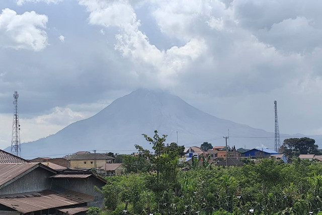 Situasi terkini Gunung Sinabung, terpantau belum ada asap abu vulkanik yang meletus kembali, Selasa (1/9/2026). Foto: Amar Marpaung/kumparan