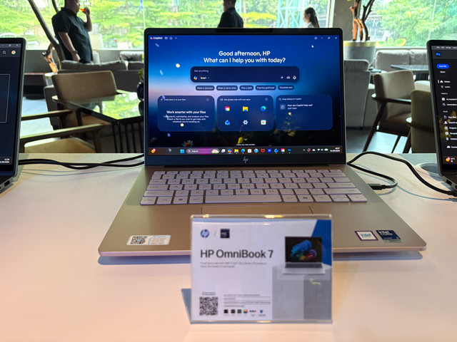 Jajaran produk laptop HP OmniBook series. Foto: Agaton Kenshanahan/kumparan
