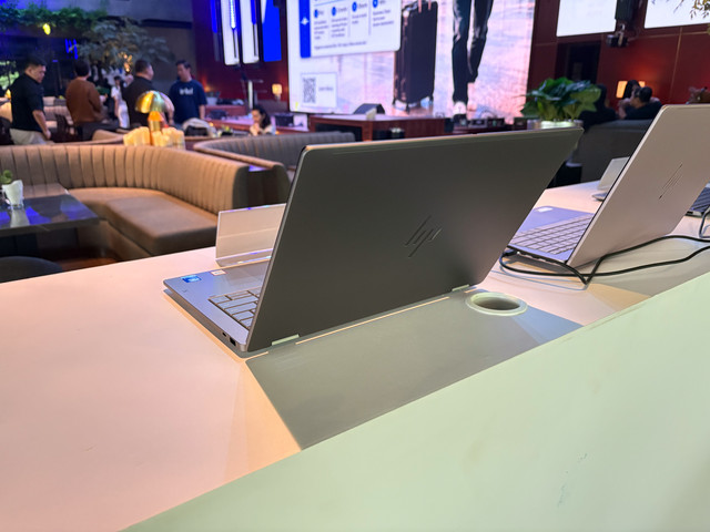 Jajaran produk laptop HP OmniBook series. Foto: Agaton Kenshanahan/kumparan