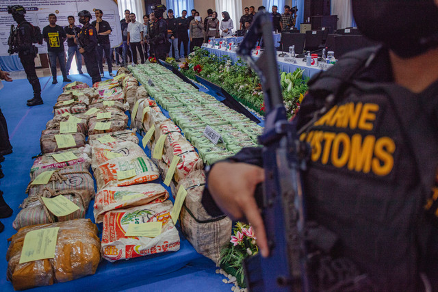 Petugas bersenjata lengkap melakukan penjagaan di dekat tumpukan barang bukti saat rilis pengungkapan kasus penyelundupan narkotika di Polda Kepulauan Riau, Batam, Selasa (1/9/2026). Foto: Teguh Prihatna/ANTARA FOTO