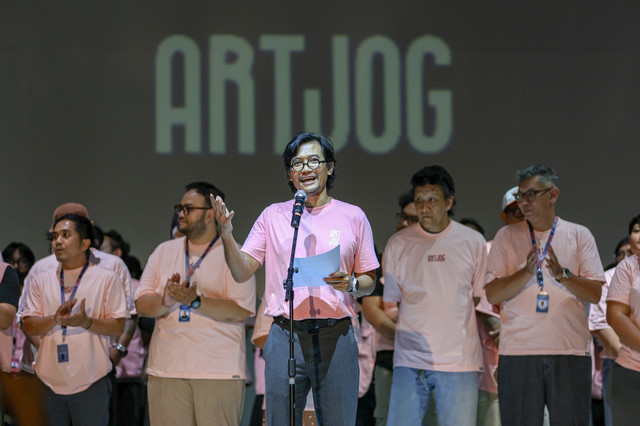 CEO ARTJOG, Heri Pemad, menutup ARTJOG 2026 ARS LONGA: GENERATIO, Minggu (30/8). Foto: Dok. ARTJOG