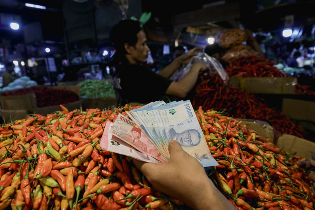 Seorang pedagang cabai melayani pembeli di Pasar Senen, Jakarta, Selasa (1/9/2026). Foto: Jamal Ramadhan/kumparan