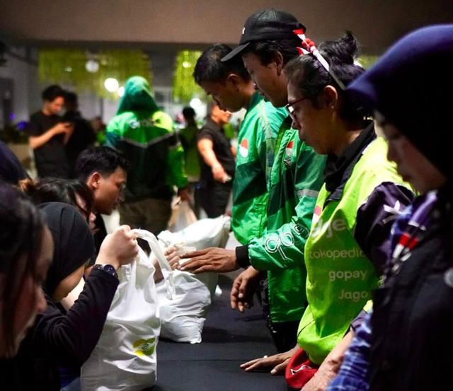 Pegadaian Peduli salurkan 1.000 paket sembako untuk pengemudi ojek online melalui gelaran “1.000 Ojol UMKM Merdeka” bertepatan dengan bulan kemerdekaan ke-81 tahun Republik Indonesia di halaman Kantor Kementerian UMKM, Jakarta Selatan pada Sabtu (29/8). Foto: Dok. Pegadaian