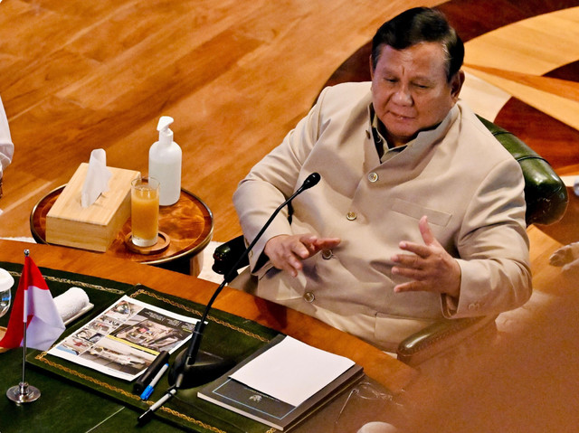 Presiden Prabowo Subianto memimpin rapat terbatas bersama sejumlah menteri di Hambalang, Kabupaten Bogor, Jawa Barat, Selasa (1/9/2026). Foto: Dok. Instagram @sekretariat.kabinet