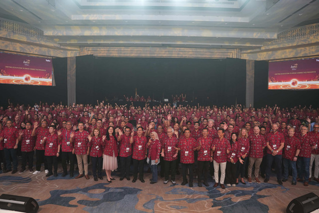 Para delegasi dan peserta BATIC 2026 berfoto bersama dalam rangkaian Bali Annual Telkom International Conference (BATIC) 2026 di Bali. Mengusung tema “Uniting Ecosystem to Drive Connected Progress,” BATIC 2026 mempertemukan lebih dari 2.700 delegasi dari 67 negara untuk memperkuat kolaborasi dan mendorong pertumbuhan ekosistem digital Asia Pasifik. Foto: Dok. Telkom