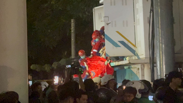 Penemuan mayat di dalam Gardu listrik disamping Stasiun LRT Pancoran, Jakarta Selatan, Selasa (1/9/2026). Foto: Rayyan Farhansyah/kumparan