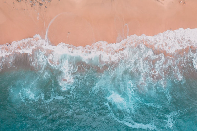Ilustrasi Kenapa Ombak Selalu Bergerak Menuju Pantai, Foto:Unsplash/KOBU Agency