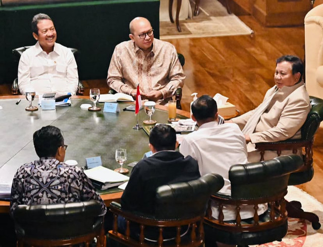 Presiden Prabowo Subianto menerima Menteri Kelautan dan Perikanan, Sakti Wahyu Trenggono serta Menteri Investasi dan Hilirisasi, Rosan Roeslani di Hambalang, Kabupaten Bogor, Selasa (1/9/2026). Foto: Instagram/ @sekretariat.kabinet