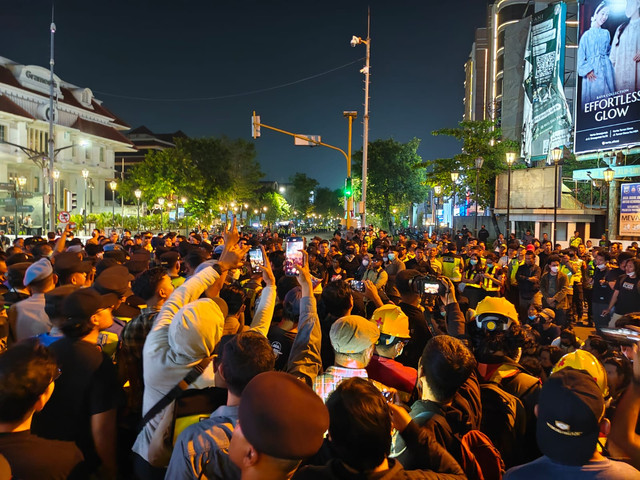 Aksi massa di Perempatan Gramedia, Jalan Jenderal Sudirman, Kota Yogyakarta, bubar pada Selasa (1/9/2026) sekitar pukul 22.15 WIB. Foto: Arfiansyah Panji Purnandaru/kumparan