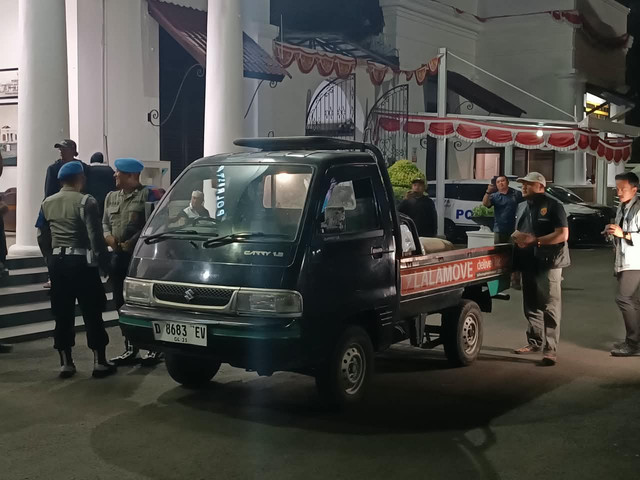 Mobil jasa pengangkutan barang yang dipesan pelaku untuk mengantarkan barang saat dihadirkan di Mapolrestabes Bandung, Selasa (1/9/2026). Foto: Abisatya/kumparan
