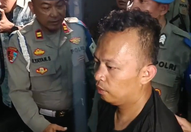 Pelaku pembunuhan dan pembuangan jasad wanita di Babakan Ciparay saat digiring ke Mapolrestabes Bandung, Selasa (1/9). Foto: Abisatya Ramdhani/kumparan