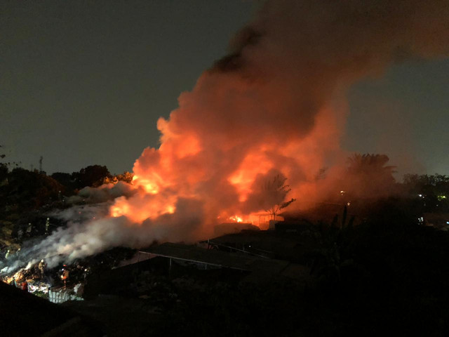 Tumpukan sampah di Duren Sawit, Jaktim, terbakar pada Rabu (2/9). Dok. Istimewa