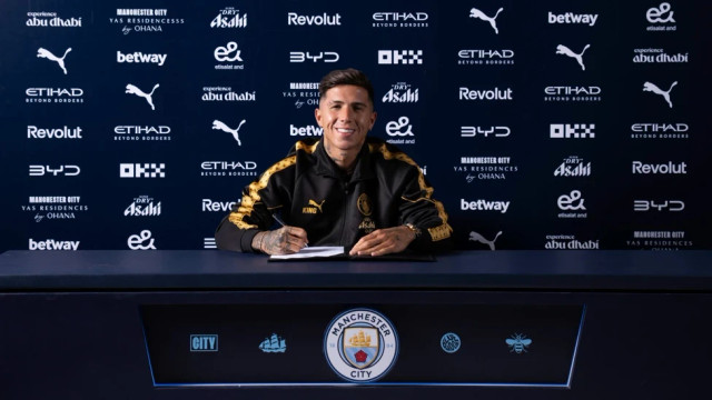 Enzo Fernandez saat menandatangani kontrak dengan Manchester City. Foto: Dok. Manchester City FC