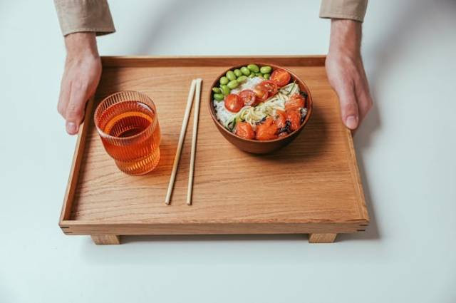 Ilustrasi Kenapa Sendok Lebih Umum Digunakan daripada Sumpit di Indonesia. Foto: Pexels/Cup of Couple