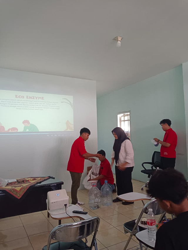 Praktik Pembuatan Eco-enzyme (sumber: Dokumentasi KKN UTA'45 Jakarta)