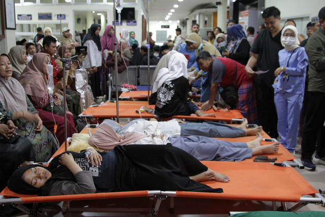 Sejumlah santri Pondok Pesantren Manbaul Hikam yang diduga mengalami keracunan makanan mendapatkan perawatan di RSUD R.T. Notopuro Sidoarjo, Jawa Timur, Rabu (2/9/2026) dini hari. Foto: Umarul Faruq/ANTARA FOTO